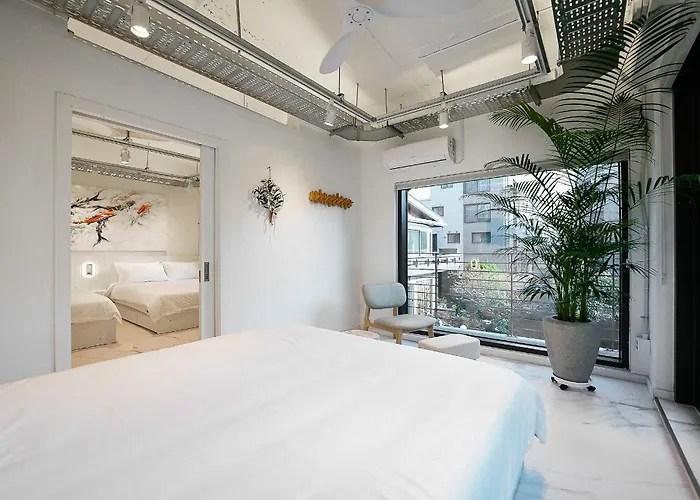 F9 Tailored Service Near Hongik Univ Station 首爾